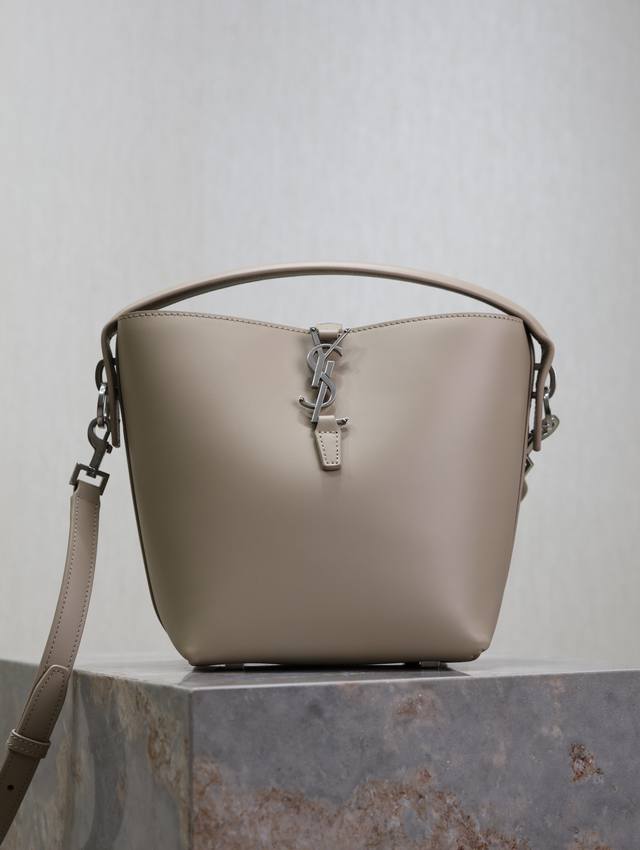 Gray and silver buckle Le 37 small bucket bag_A stunning bucket bag with a top h