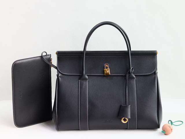 Loro Piana Loom L32 HandbagThe Loom handbag pays tribute to Loro Piana's rich te