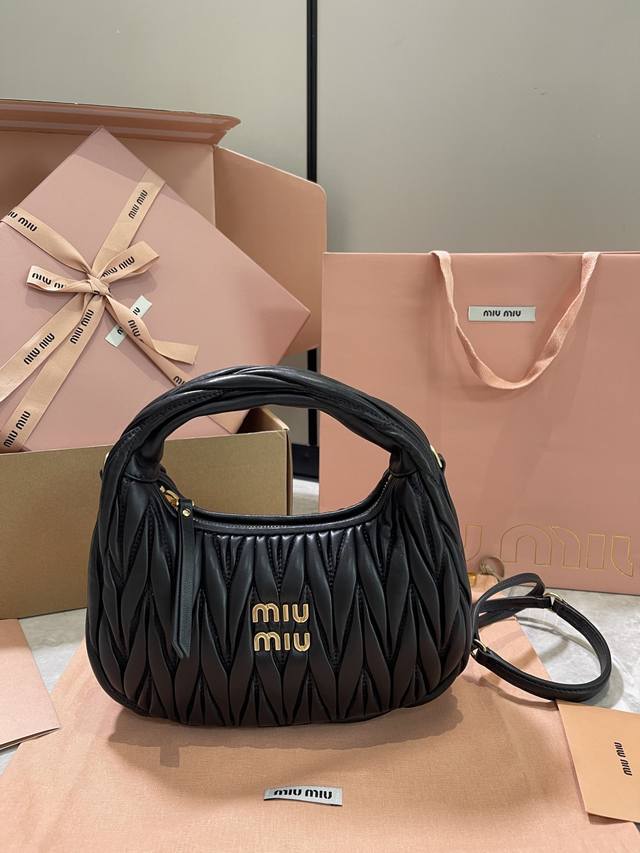 M model 5Bc125: Miuwander handbag, made of imported lambskin, classic brand sign
