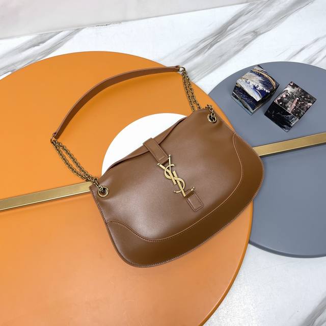 Le Series_New Underarm Bag The smooth curves of this shoulder bag give it a refi