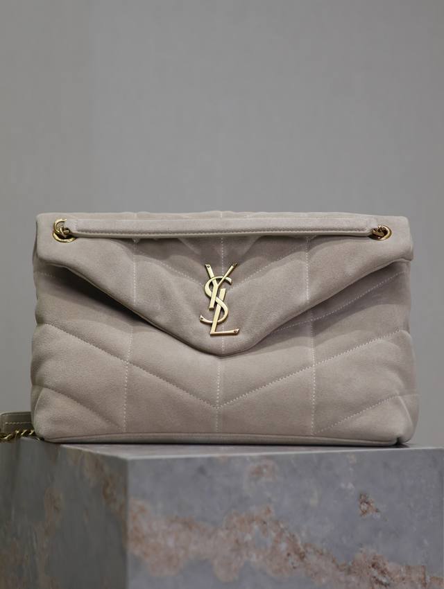 Gray matte with gold buckle Loulou Puffer_35cm This autumn/winter suede model ha