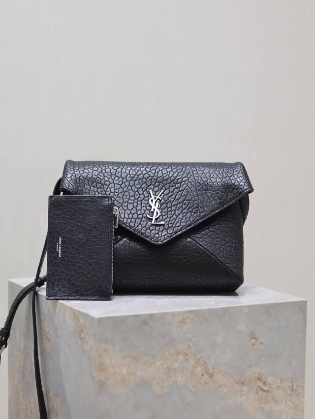 Cassandra Envelope Messenger Bag_This new envelope messenger bag is stylish and
