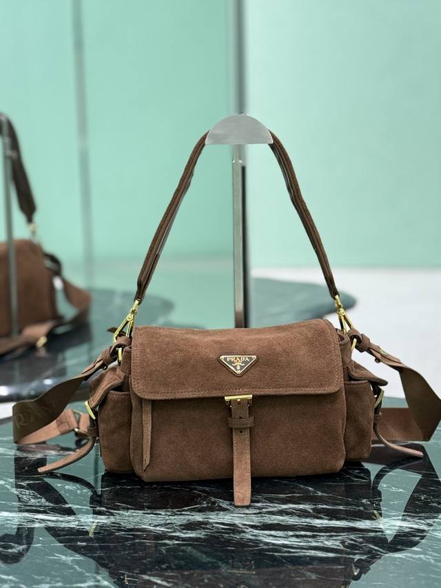 New Small Cinnamon Messenger Bag This handbag perfectly blends sophistication a