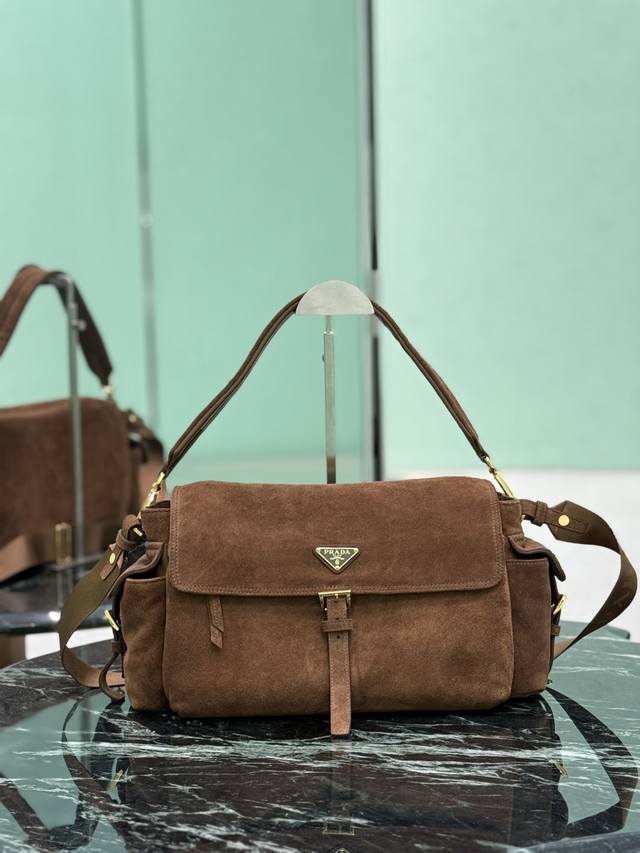 New Cinnamon Large Messenger Bag This handbag perfectly blends sophistication a