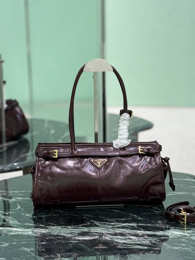 Softlux waxed leather small size This handbag and crossbody bag is made of impor