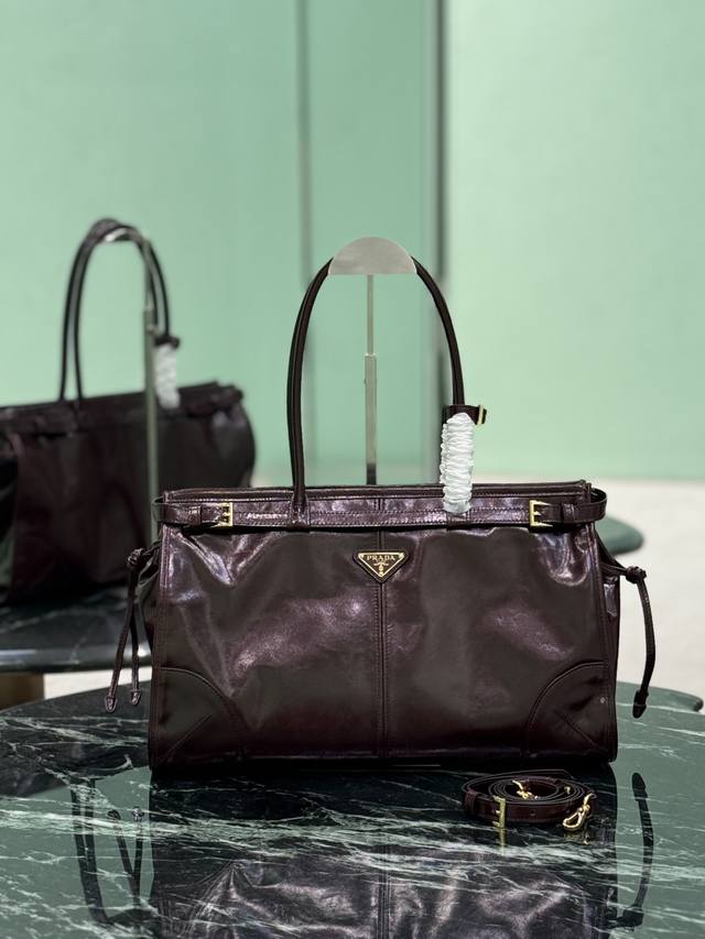 Softlux Waxed Leather Large This handbag and crossbody bag is made of imported w