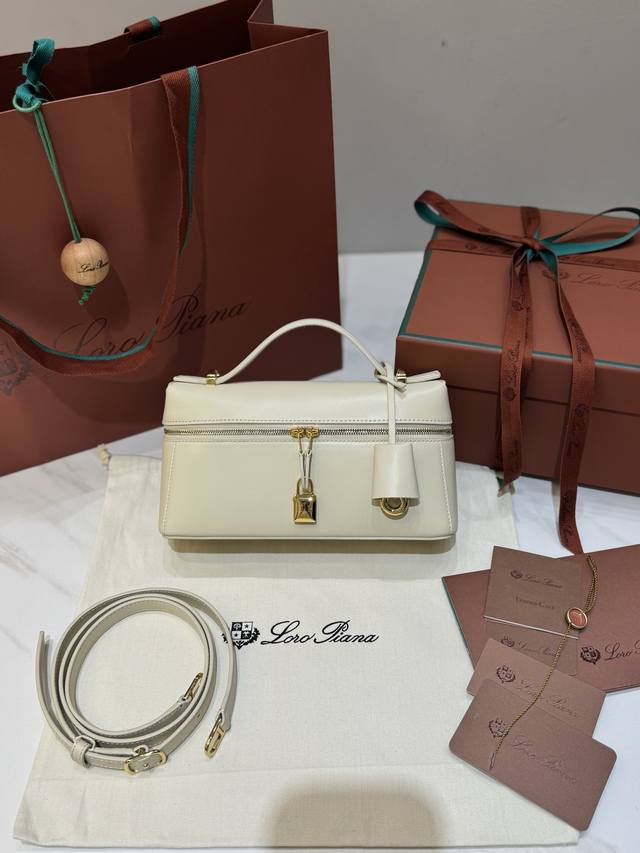 Extra Bag23 handbag plain white is carefully crafted from Saddle Leather cowhide