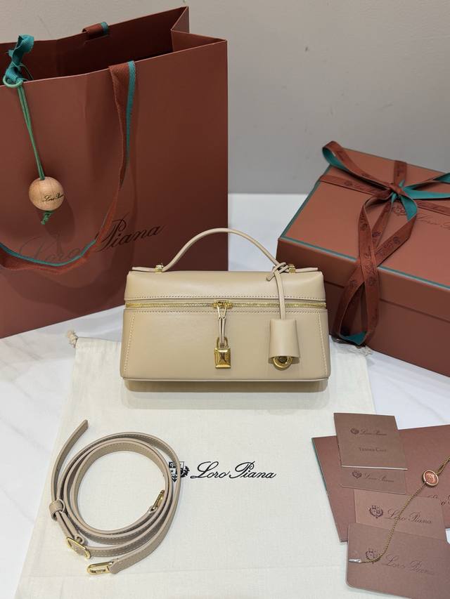 Extra Bag23 Handbag Plain Light Frankincense Crafted from Saddle Leather, it is