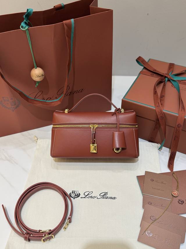 Extra Bag23 handbag plain red is carefully crafted from Saddle Leather cowhide a