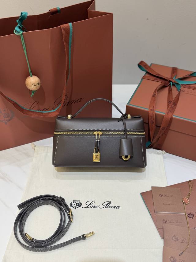 Extra Bag23 handbag plain dark brown is carefully crafted from Saddle Leather co