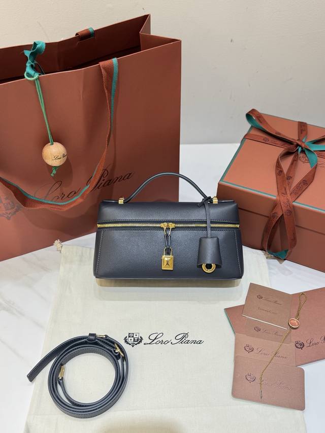 Extra Bag23 handbag in navy blue with pebbled pattern is carefully crafted from