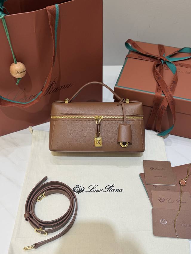 Extra Bag23 handbag in beige brown (DDD) is carefully crafted from Saddle Leathe