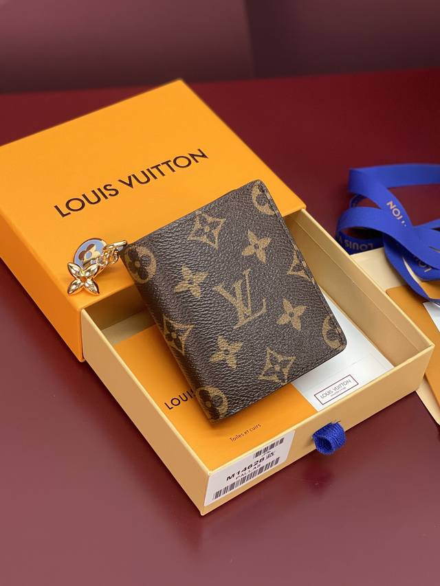 M14628 Blue! This compact accessory cleverly blends classic style with modern fl