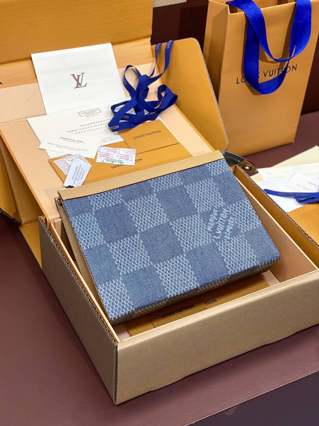 Mm61692 Canvas! This Pochette Voyage clutch, reminiscent of vintage 1970s jeans,
