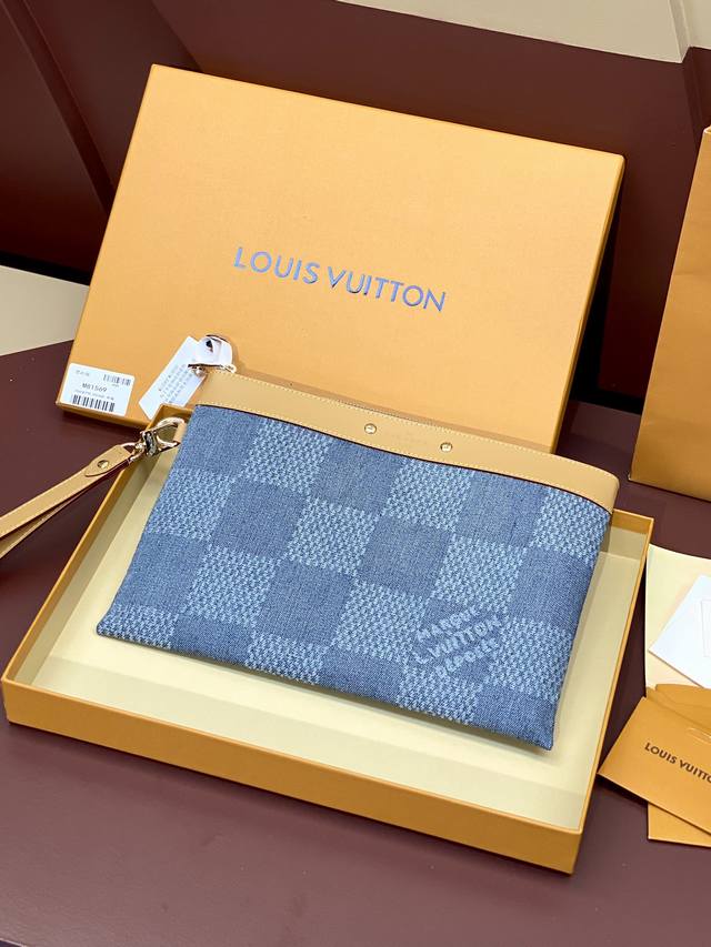 M81570 Canvas! This Pochette To-Go clutch features Pharrell Williams' Damier Den