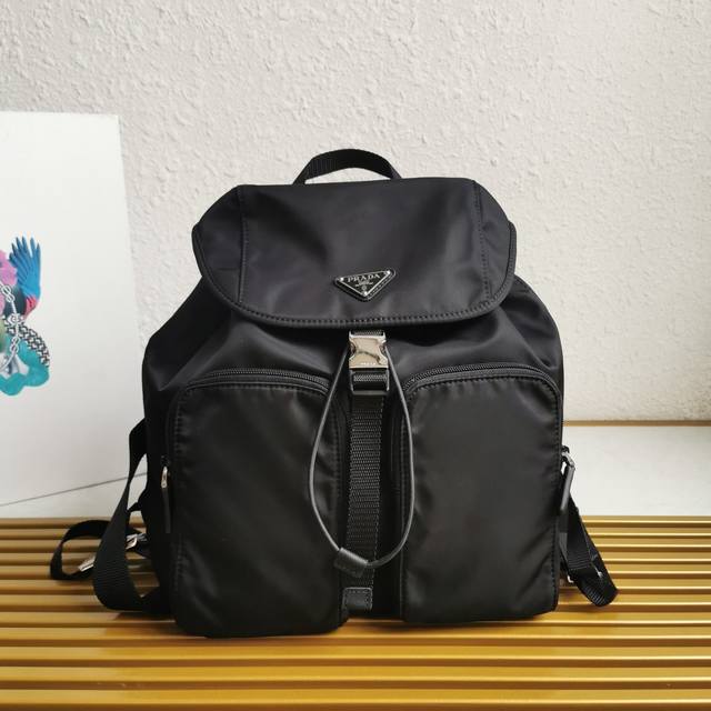 Top-grade original new backpack 1Bz070 new color. This nylon backpack features e