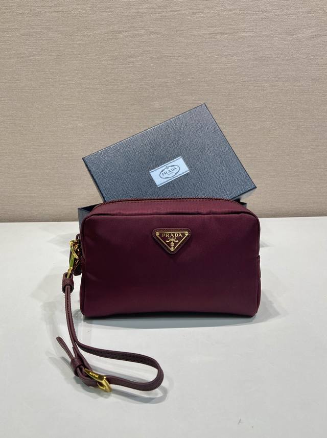 New arrival: Clutch 1Ns021 Large DDD. This clutch is crafted from innovative im