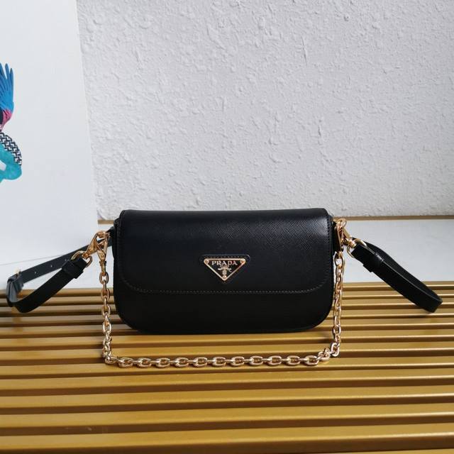 The new chain crossbody bag from P's boutique, 1Bd356, has arrived. This flap-t