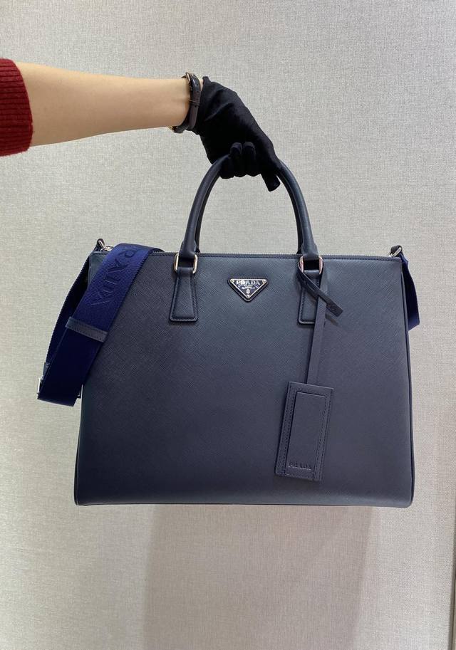 Men's Killer Bag 2Vg061, a new leather tote bag with spacious interior compartm