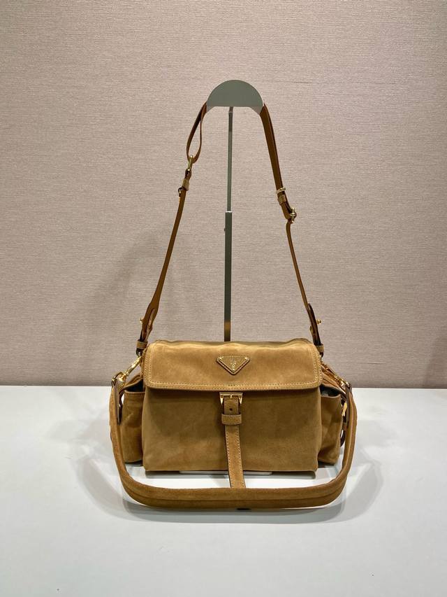 Premium original factory packaging, new messenger bag in 1Bd394 suede. This han