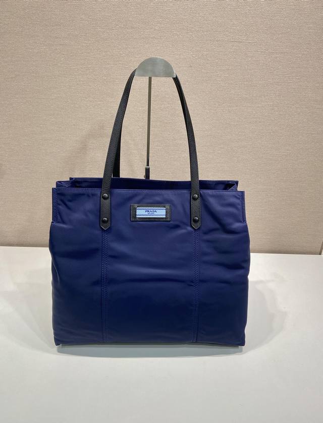 P has released a new shopping bag, 1Bg184. This is an original, exclusive first.