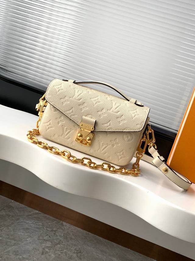 Dynamic 163C01 Chip Premium Original Enhanced Edition M22942 Beige. This Pochet