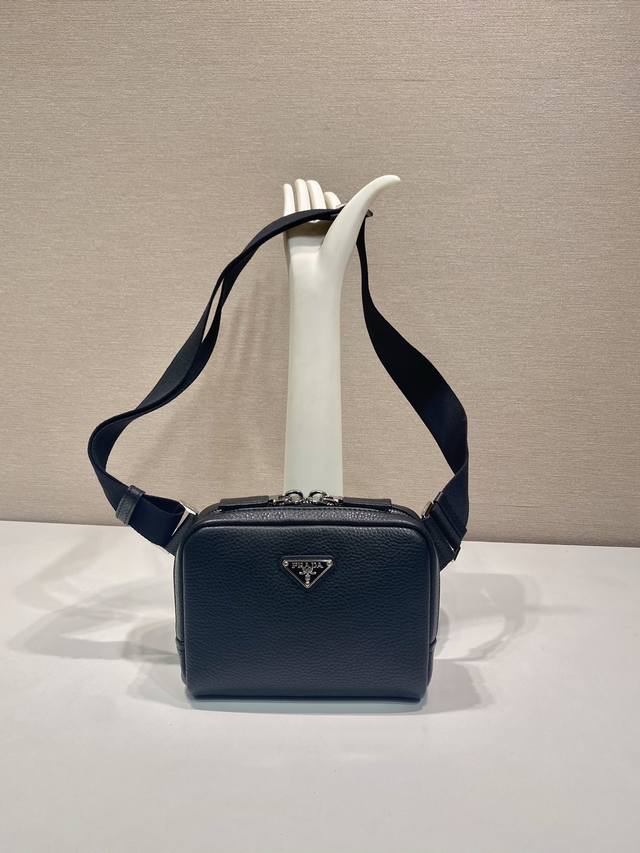 Premium Original Brand New Chest Bag 2Vh184 Small This leather shoulder bag fea