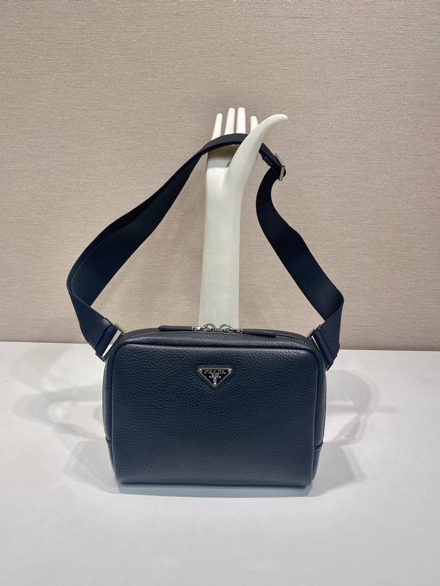 Premium Original Brand New Chest Bag 2Vh181 Large This leather shoulder bag fea