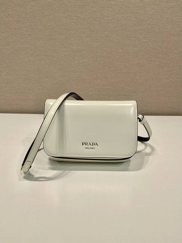 Comes with designer packaging. New 2Vd061 Fall/Winter Collection. DDD. This sty