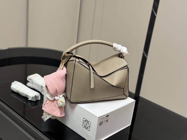 Comes with box Size: 24.15cm Loewe geometric bag The latest version of the wove