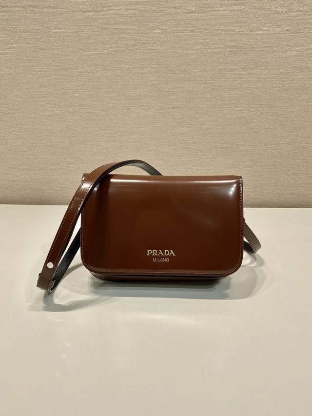 Comes with designer packaging. New 2Vd061 Fall/Winter Collection. DDD. This sty