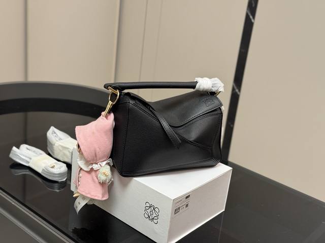Comes with box Size: 24.15cm Loewe geometric bag The latest version of the wove