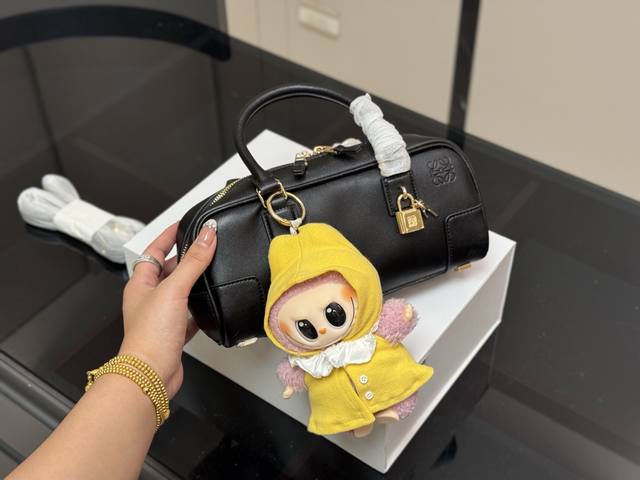 Upgraded version with box Size: 24*12cm Loewe bowling briefcase The bag is just
