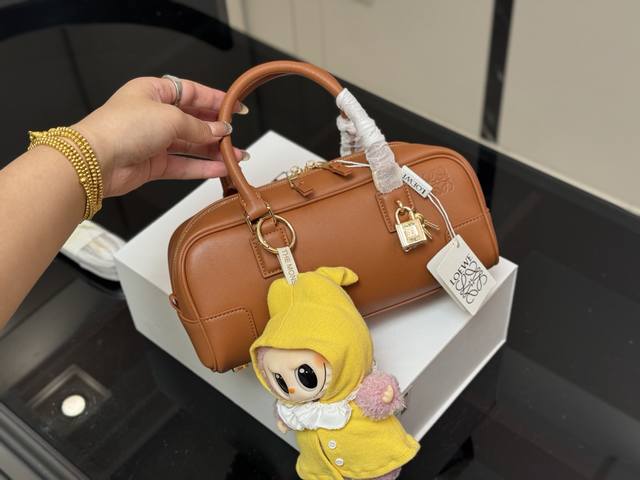 Upgraded version with box Size: 24*12cm Loewe bowling briefcase The bag is just