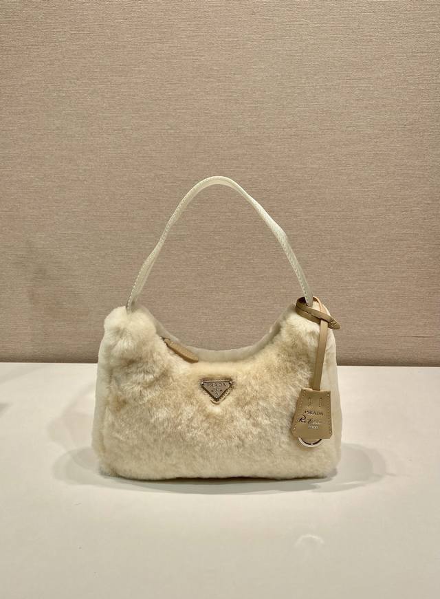 Comes with exclusive packaging. The upgraded version of the Hobo goat wool plus