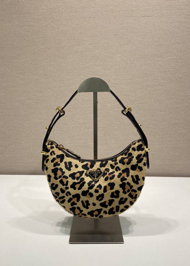 Comes with designer packaging. Moon Handbag 1Bc194 Leopard Print DDD. This Arqu