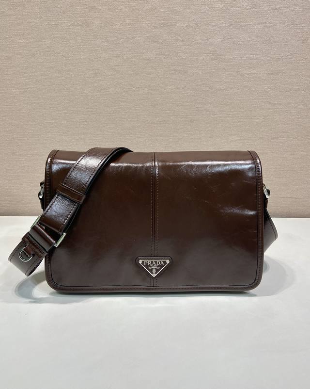 Comes with exclusive packaging. New oil-waxed bag 2Vd073 messenger bag DDD. Thi