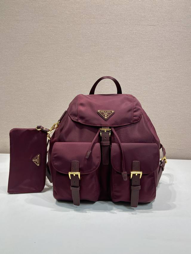 Comes with exclusive packaging. New backpack 1Bz811. This nylon backpack featur