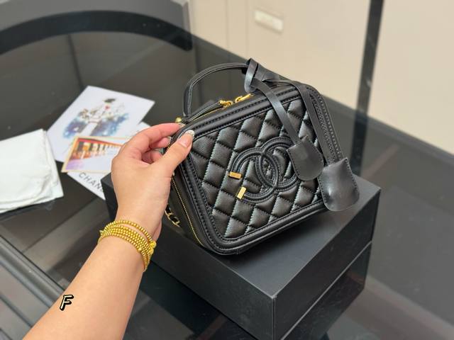 With folding boxSize: 17.13Cm Chanel vintage square box bagI love it so much! Lo