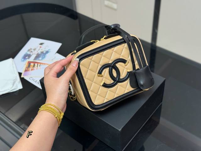 With folding boxSize: 17.13Cm Chanel vintage square box bagI love it so much! Lo