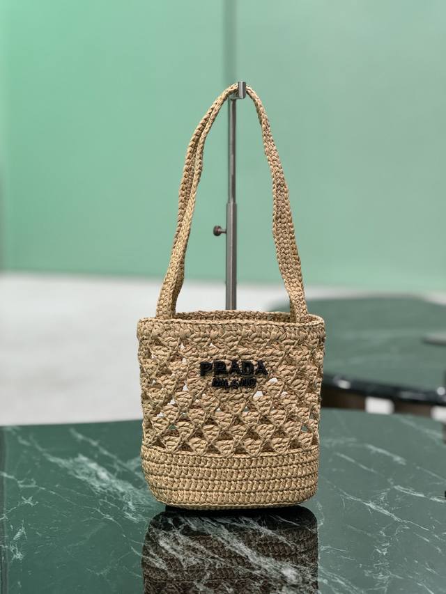 New Raffia Tote Bag is a perfect travel and vacation choice. Handcrafted from r