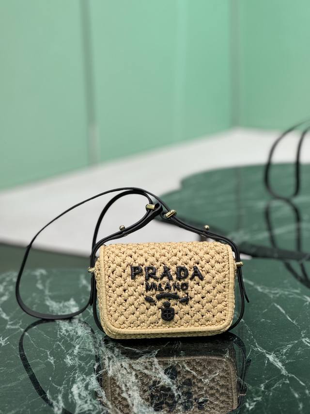 Single Shoulder Woven Bag This modern and sophisticated bag is made of woven fab