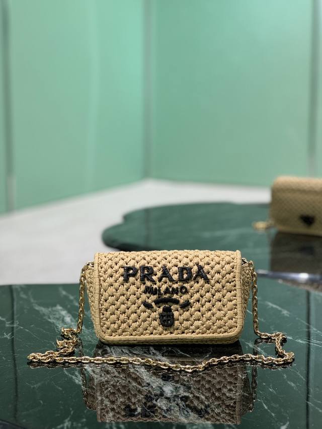 Chain Braided Bag This bag has a sophisticated, modern appeal and is made of a