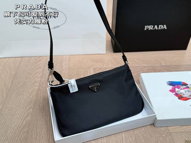 with box Prada underarm bag is so cute! With its strength, it has won fans DDD.