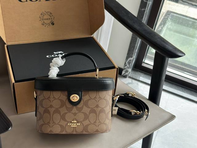 Comes with a box. Size: 19*13cm. This limited edition Georgie monogram box bag