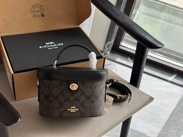 Comes with a box. Size: 19*13cm. This new Georgie limited edition monogram box