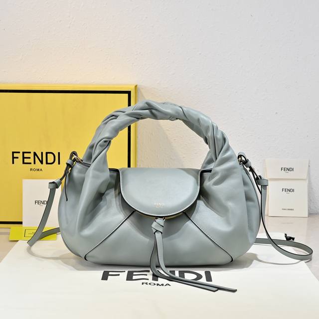 Shipping, actual shot of model 001, Fend! The Spy small handbag has a unique de