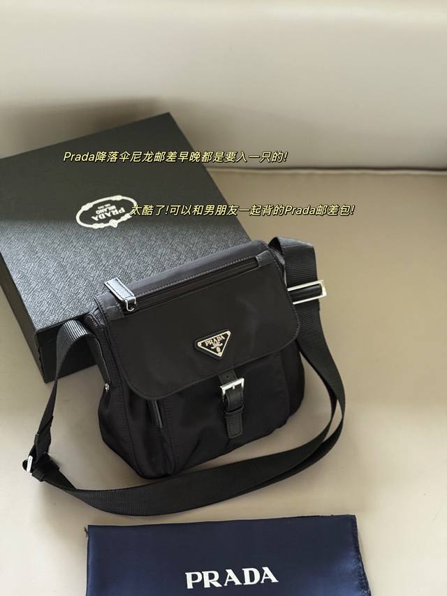 Comes with box Size: 23*24cm Prad men's messenger bag Just the right size Very
