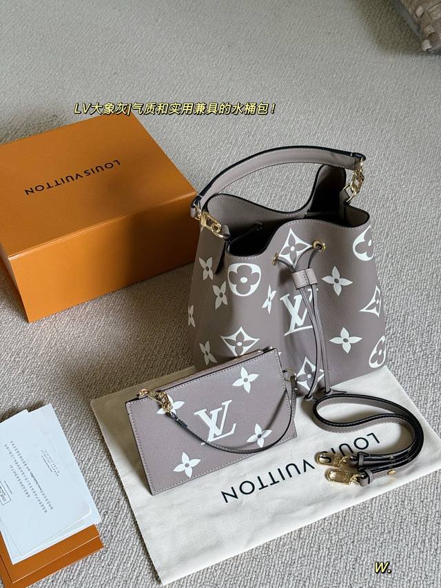 Comes with box Size: 26cm L's Noenoe leather bucket Smells great and is comfort