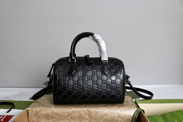 Price in quantity Description: Gg Emblem series pillow bag. This shopping bag c